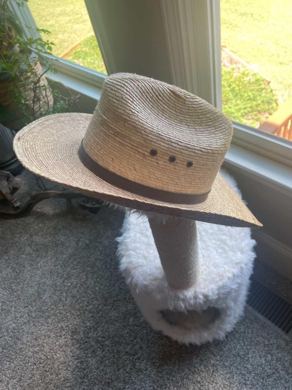 Gold Coast Straw Sun Hat in gently used condition